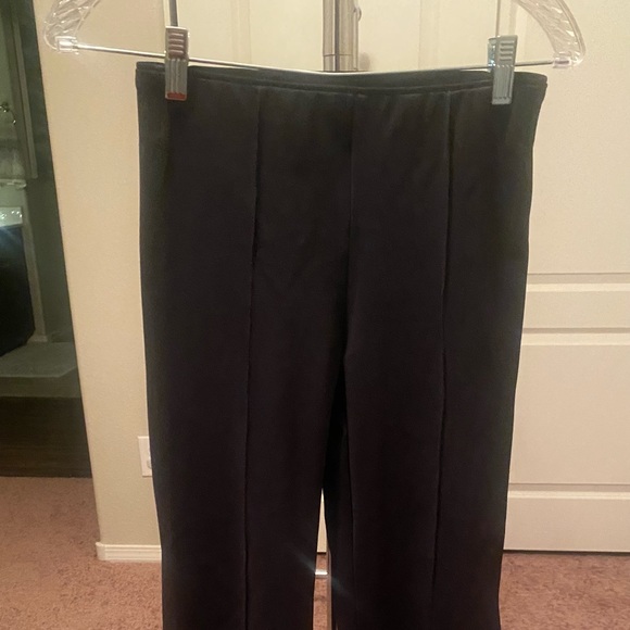 Athleta crop pants in excellent pre owned condition. - Picture 3 of 8